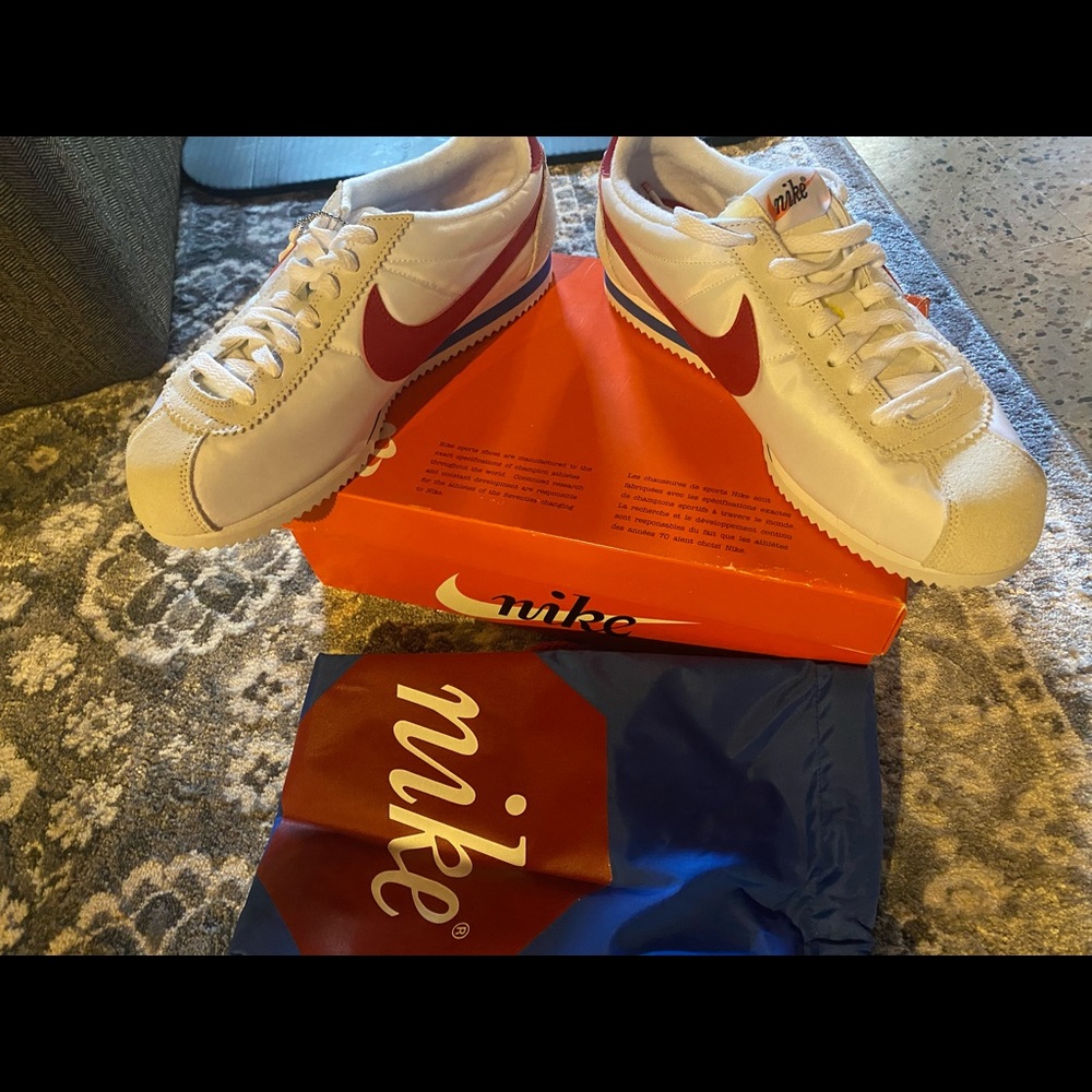 White, Red and Blue Mens Nike shoes. Brand new, never worn, size 10.